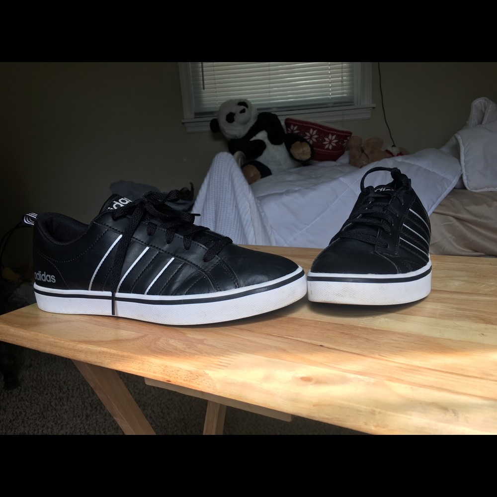 NEVER WORN Addidas lowtop shoes